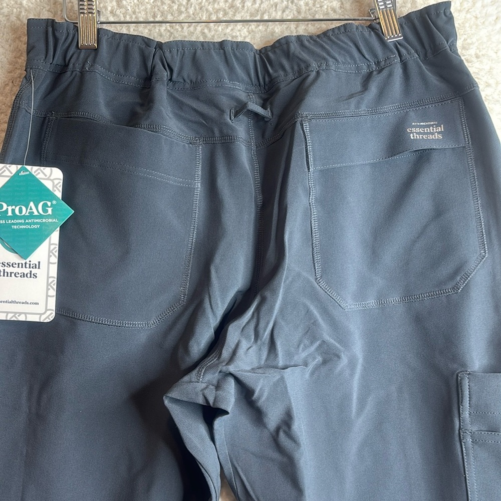 NWT Mens Essential Threads Welby Antimicrobial Gray Scrubs Set Size MEDIUM - Picture 13 of 16